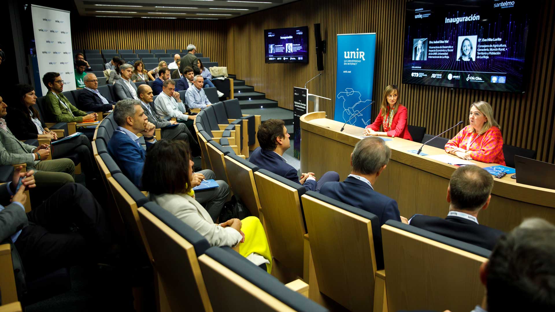 La vicerrectora de UNIR, Isabel Díez, y la Consejera de Agricultura, Eva Hita, durante la inauguración del Foro