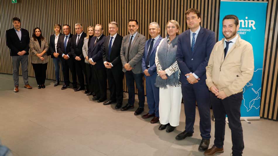 Autoridades académicas y políticas posan antes de Aula UNIR