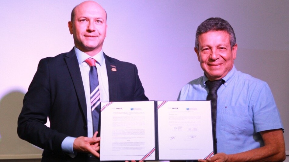 La firma del convenio.