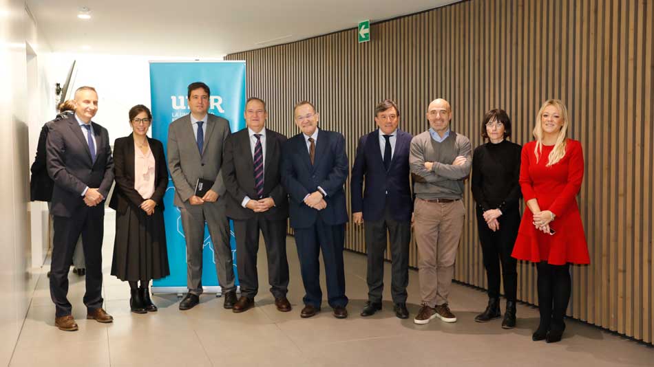 El rector de UNIR, José María Vázquez, posa con Jordi Hereu y las autoridades riojanas