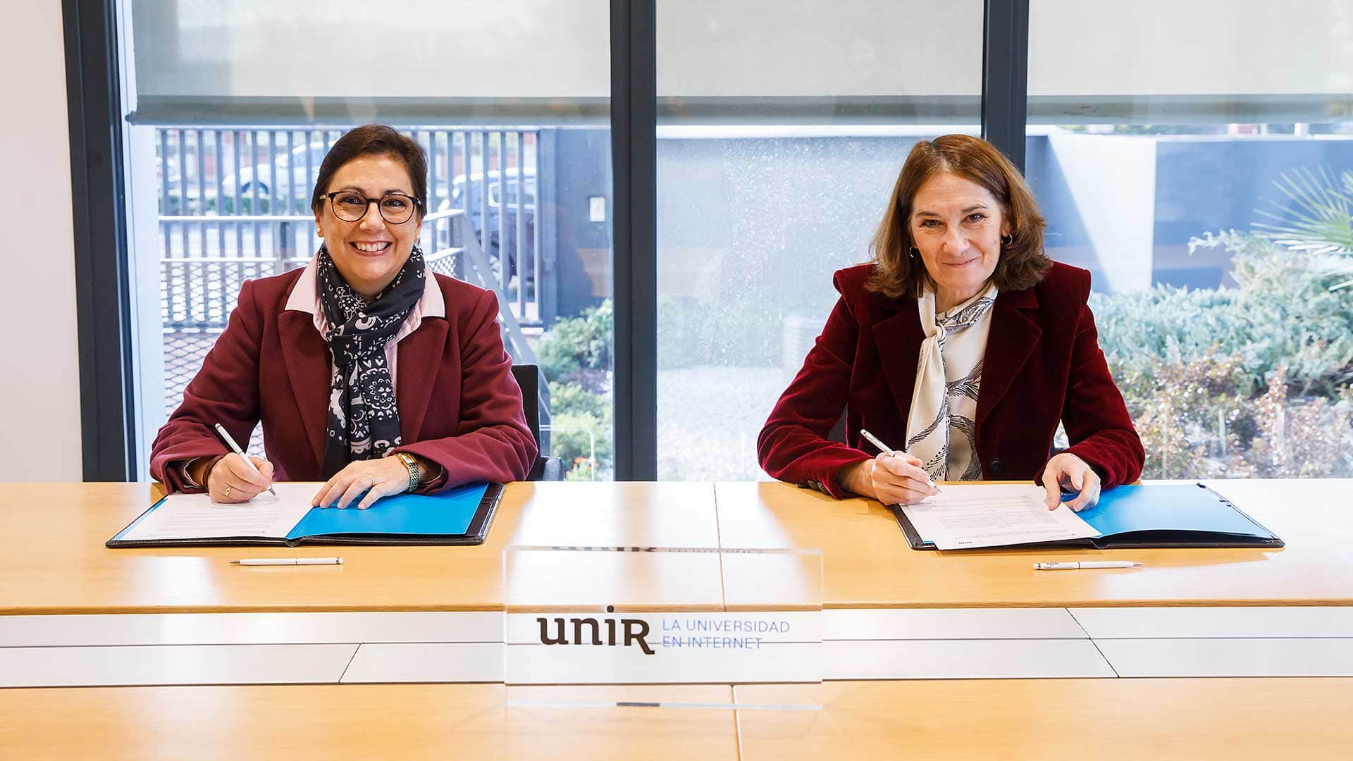 Adela López y Beatriz Herranz, vicerrectora de UNIR y directora del Territorio Centro de Telefónica, respectivamente, durante el acto de firma