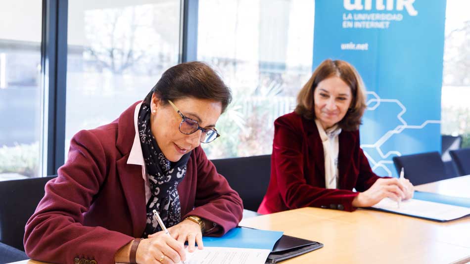 La vicerrectora de estudiantes de UNIR, Adela López, en la firma con Telefónica