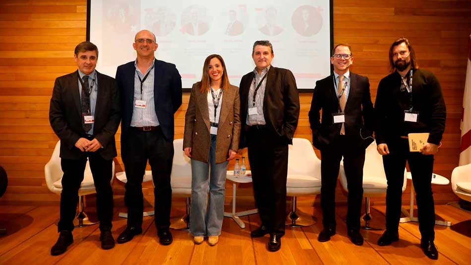 Foto de familia de los ponentes de la mesa redonda dedicada al turismo.