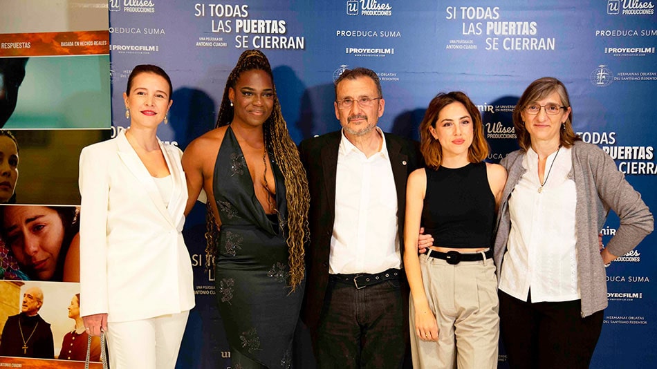 De izquierda a derecha: Alexandra Ansidei, Toyemi, Antonio Cuadri, Paula Iglesias, y Lourdes Perramón en el preestreno del filme, celebrado en el cine Paz de Madrid.