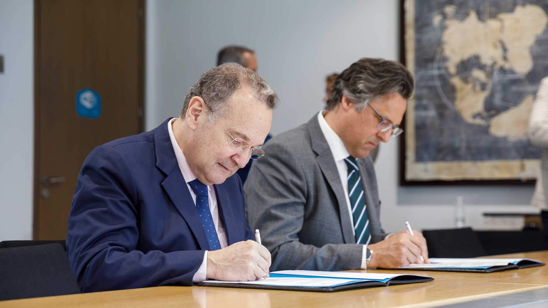 El rector de UNIR y el CEO de ARESOL, durante la firma de creación de la cátedra ARESOL-UNIR.