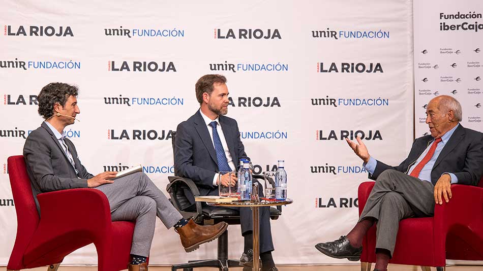 JA Marina junto a Andrés Pascual, director del Aula, e Iván Álvarez, vicedecano de UNIR, en un momento del Aula de Cultura.