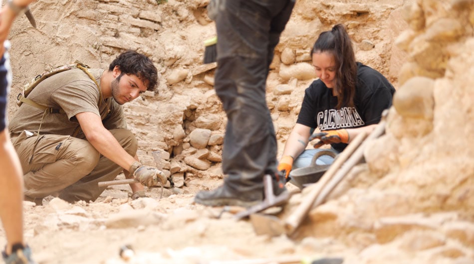 Dos jóvenes participan en las labores de excavación de Calahorra.