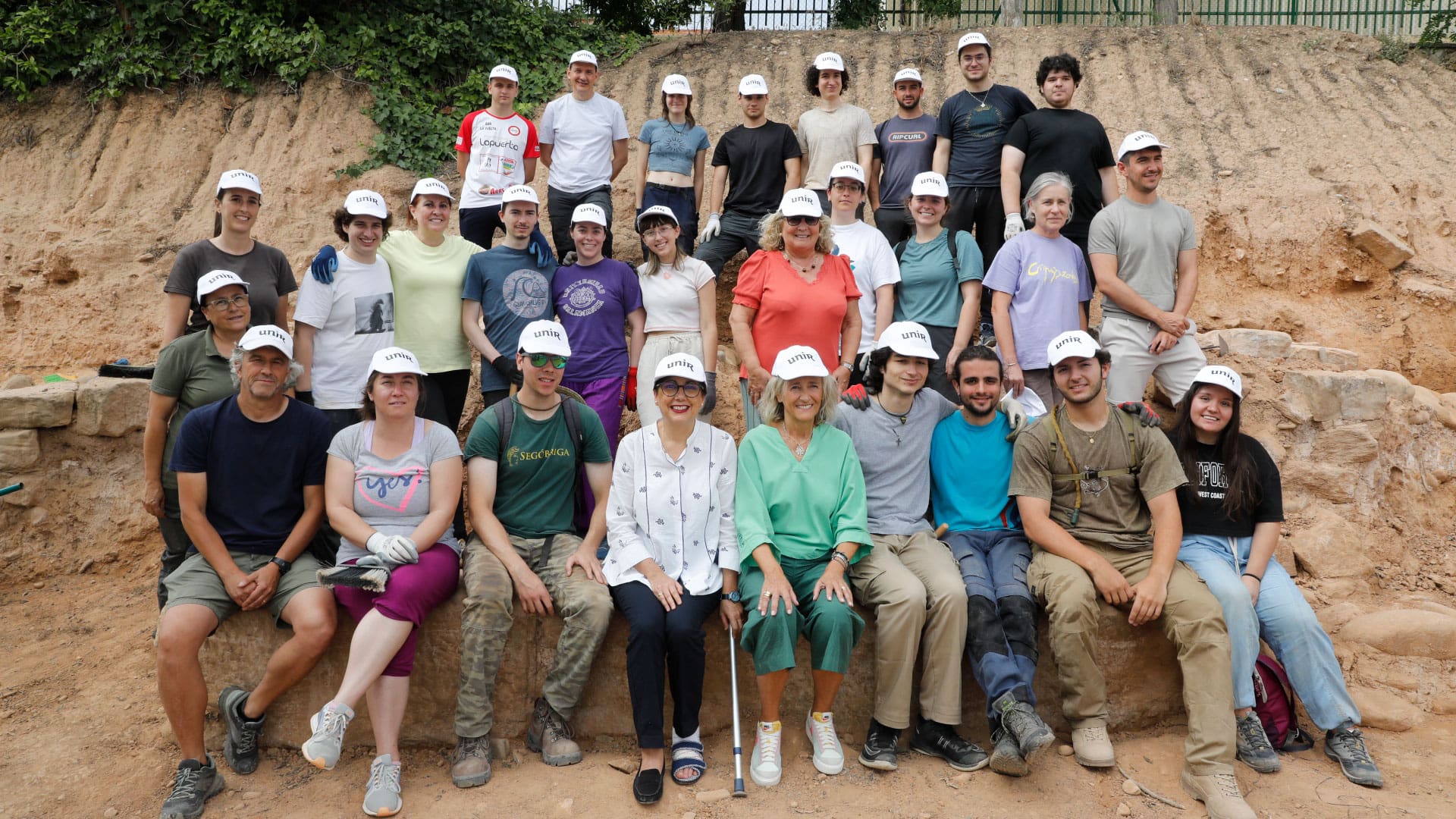 Foto de familia de los participantes y arqueólogos con la vicerrectora de estudiantes de UNIR y la alcaldesa de Calahorra.