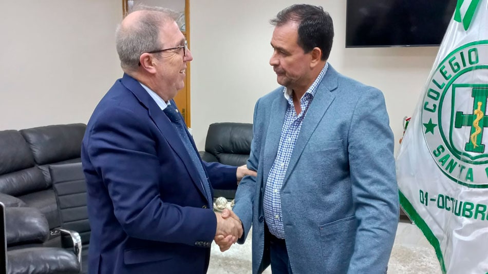 Antonio Aragón, director de Expansión Territorial Institucional de UNIR, y Wilfredo Anzoátegui Vaca, presidente del Colegio de Médicos de Bolivia. 