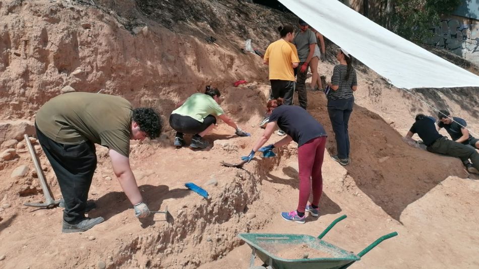 Alumnos de UNIR trabajando en las excavaciones