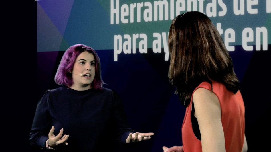 Nerea Luis Mingueza con la presentadora del evento, Ana Gugel, durante el taller.