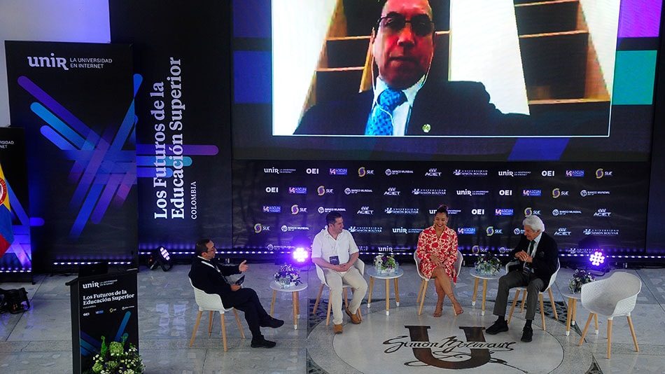 ‘La triple hélice: Intensificar las relaciones Administración, Empresas y Universidades’