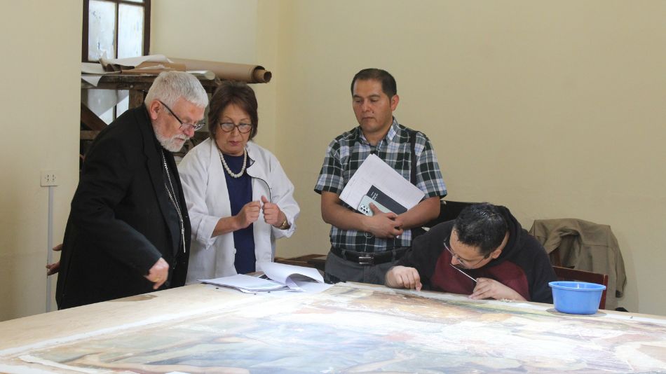 La restauradora principal, María Isabel Álvarez Plata, junto al Obispo auxiliar Adolfo Bitschi durante una visita al equipo de restauración.