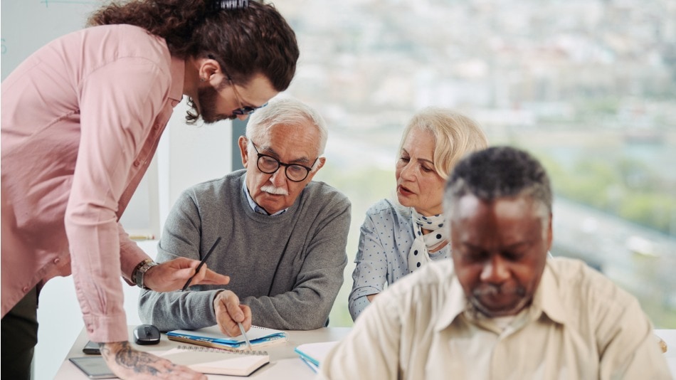 Educador social formando a un grupo de personas mayores