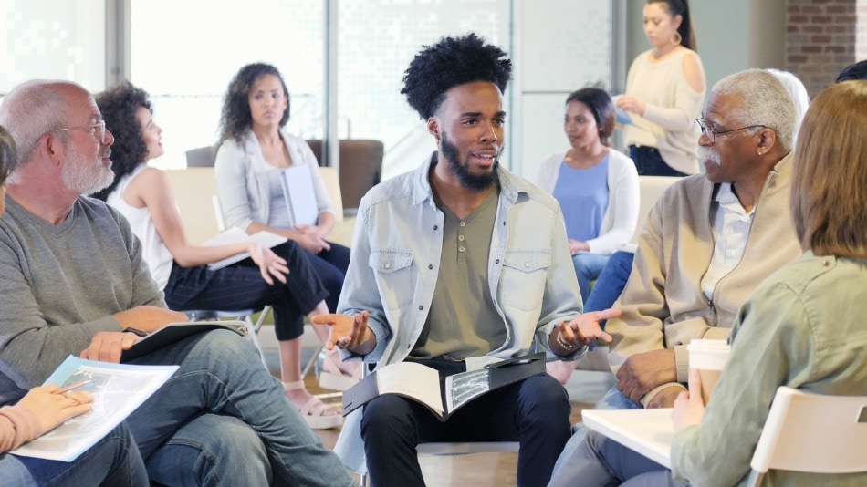 Educador social en una reunión comunitaria