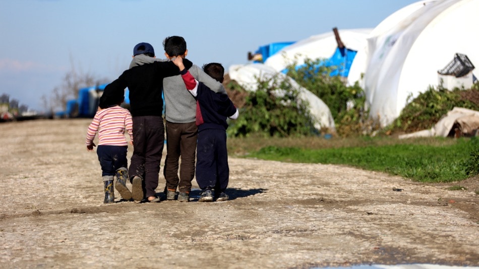 Niños abrazándose en un campamento de refugiados