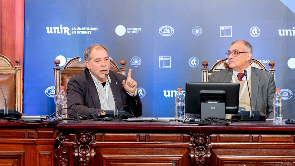 Guido Girardi, vicepresidente ejecutivo de Fundación Encuentros del Futuro; y Emilio Rodríguez, rector de la Universidad de Tarapacá y vicepresidente del Consejo de Rectores de las Universidades Chilenas (CRUCH).