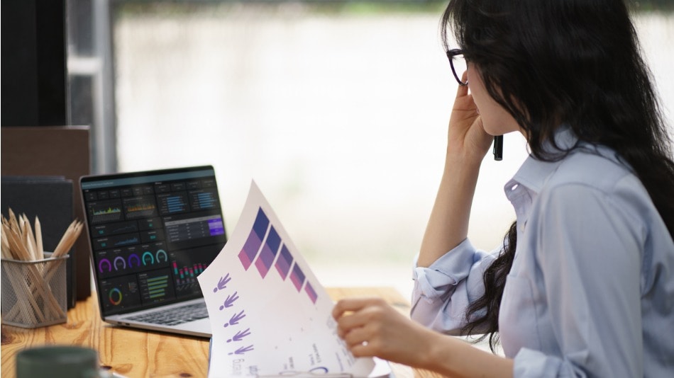 Mujer mirando un dashboard en la oficina