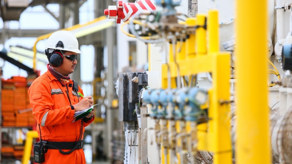 Operador registrando proceso de petróleo y gas