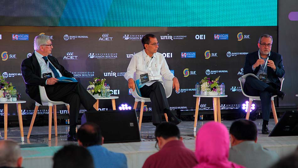 Rafael Puyol, presidente de UNIR; José Consuegra, rector de la Universidad Simón Bolívar y presidente ASCUN; y Jaime Saavedra, director global de la educación del Banco Mundial.