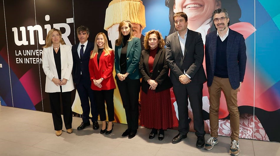 Foto de familia de autoridades y organizadores antes de la presentación del Informe GEM 2022-23