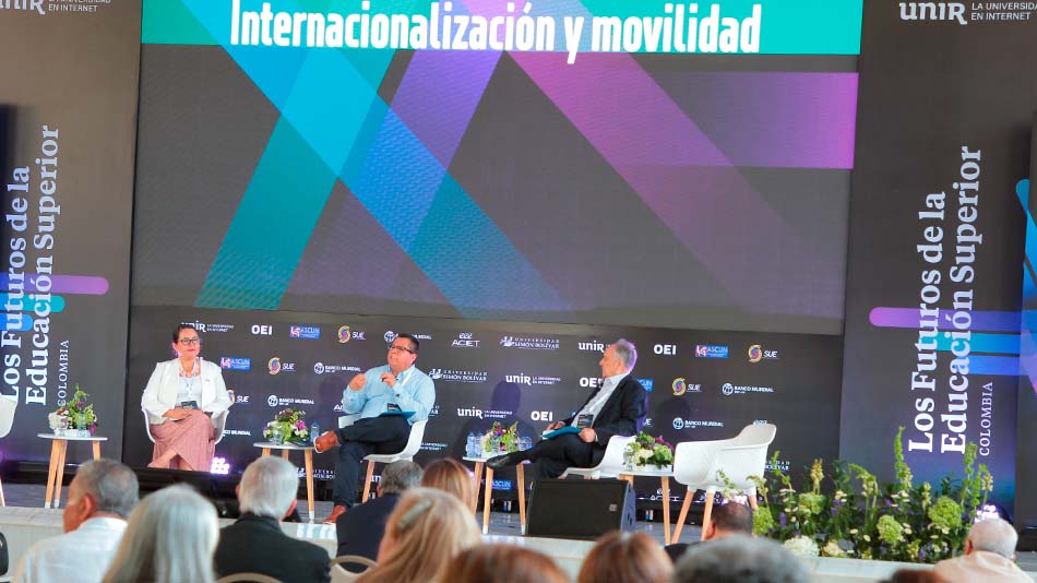 María Victoria Reyes, rectora de la Universidad Regional Amazónica IKIAM; Jairo Torres, rector de la Universidad de Córdoba y presidente del SUE; y Cristovam Buarque, ministro de Educación de Brasil (2003-2004)