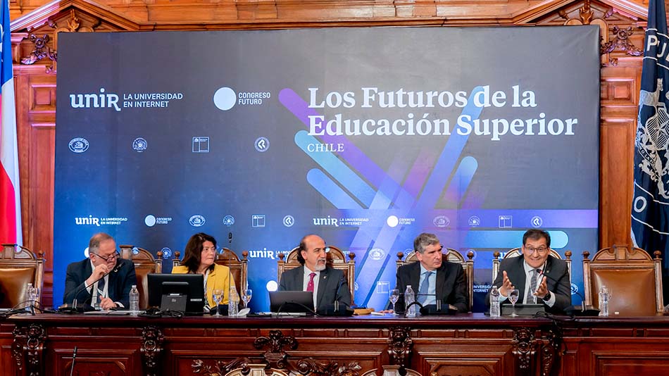 La primera mesa redonda trató 'Los desafíos de la digitalización en los sistemas de la educación superior’.