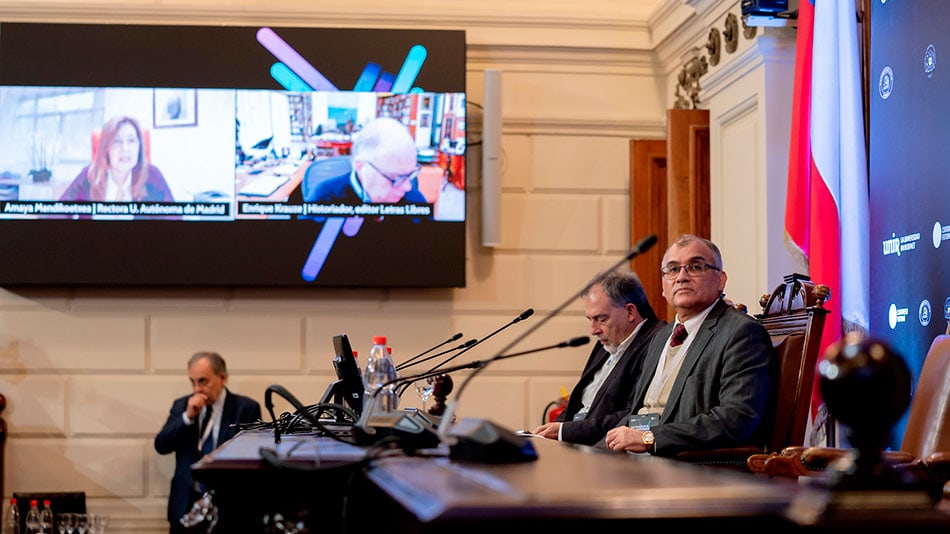 El escritor Enrique Krauze y Amaya Mendikoetxea, rectora de la Universidad Autónoma de Madrid, participaron vía streaming en el conversatorio “Retos para la América del Siglo XXI”.