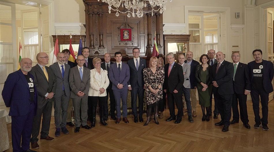 Foto de familia de todos los premiados por el Centro Riojano de Madrid.