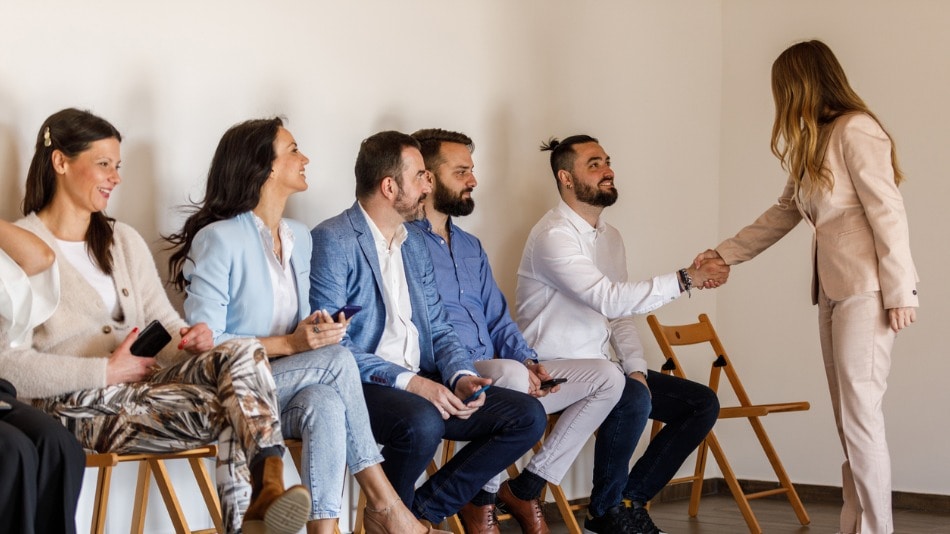 Candidatos que esperan en fila para una entrevista de trabajo