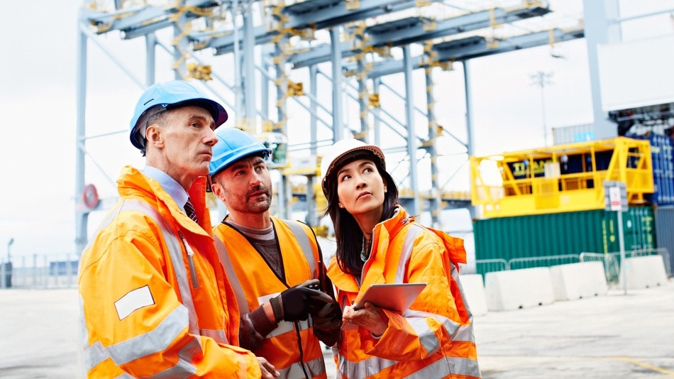 Equipo de trabajadores haciendo un seguimiento a la obra