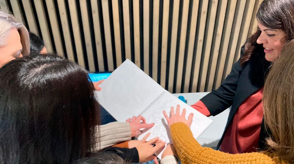 Los participantes pudieron conocer cómo se estudia un texto en sistema braille.