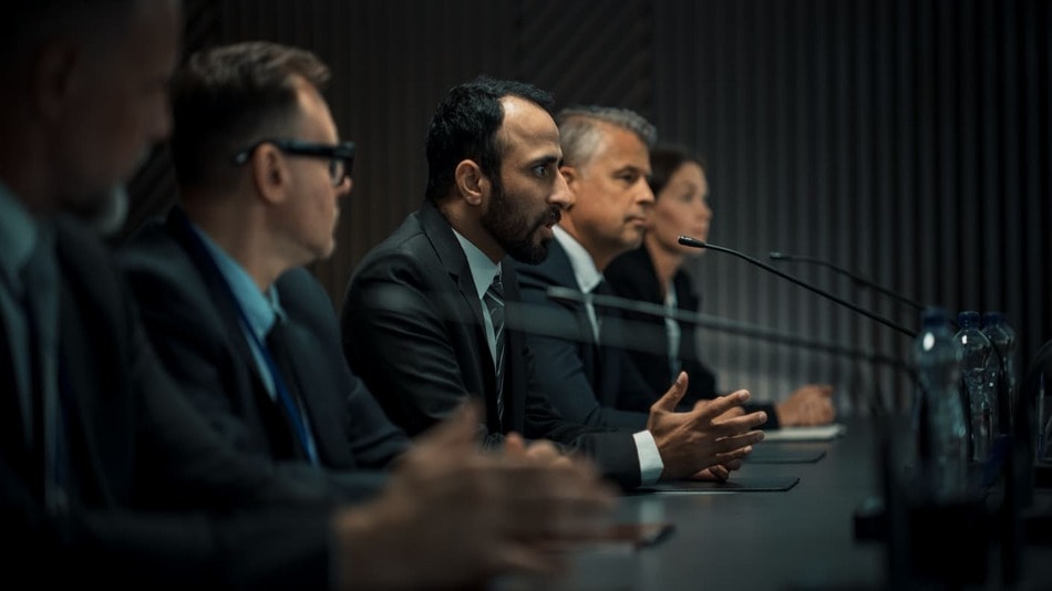 Grupo de políticos en una rueda de prensa