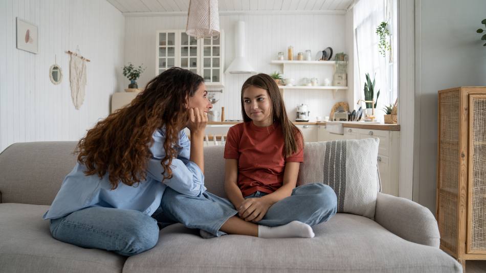 Estar abierto a hablar con tus hijos genera confianza para que, cuando tenga alguna duda, recurra a ti antes que a internet. 