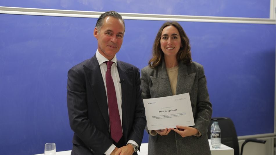 María Arroyo López, ganadora del I Premio, junto a Íñigo Sagardoy.