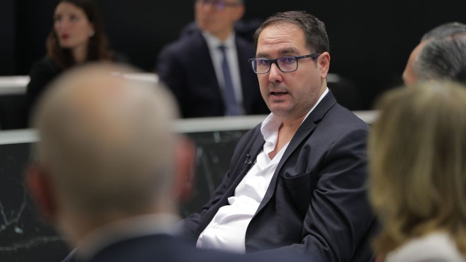 César Tello, durante su intervención en la mesa redonda.