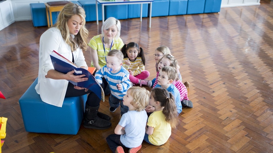 Dos profesoras enseñando a niños de educación infantil