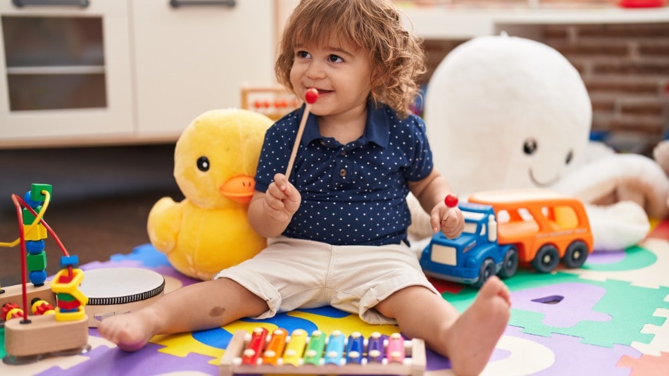 Niño jugando con un xilófono