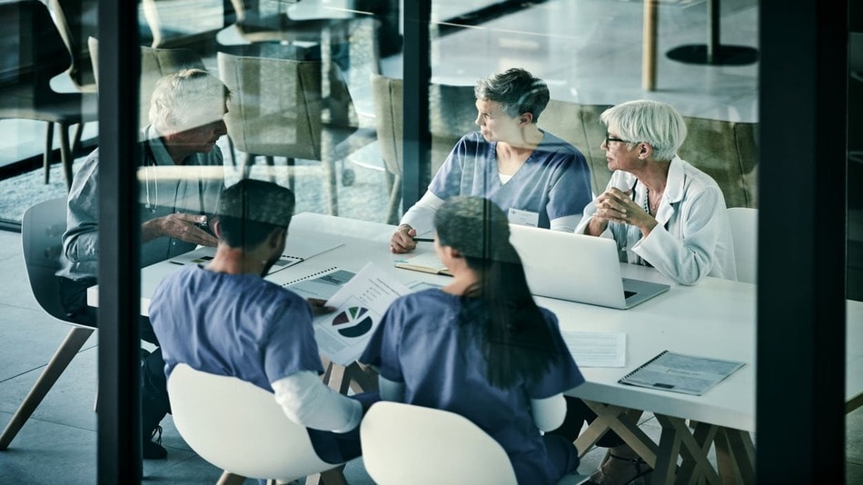 Reunión de médicos en una sala