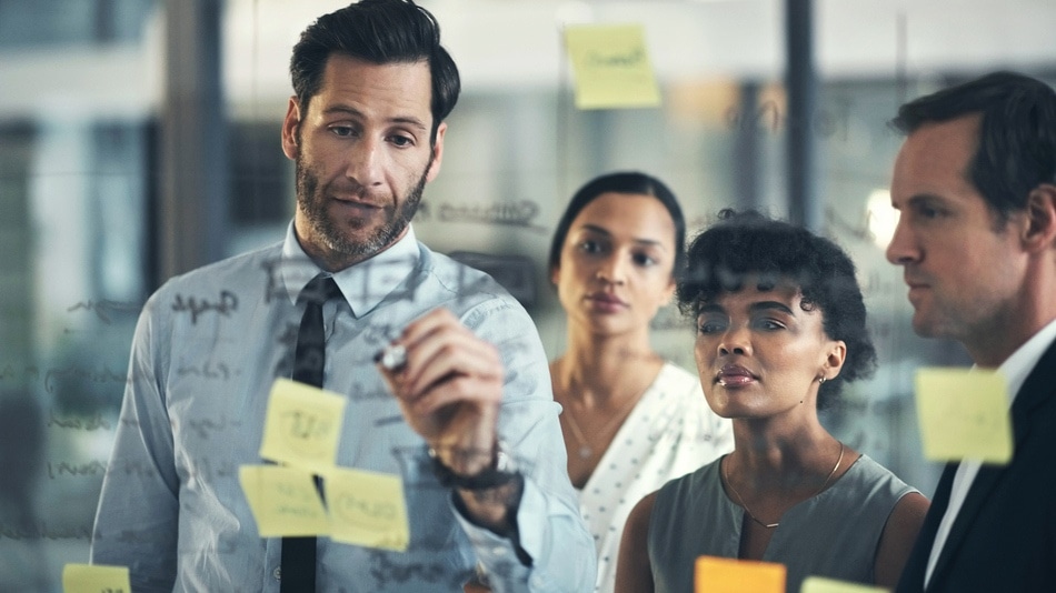 Grupo de personas trabajando con vidrio de cronograma