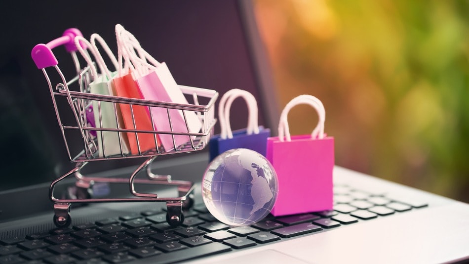 Concepto de compras en línea, carrito de compras en el teclado de un portátil