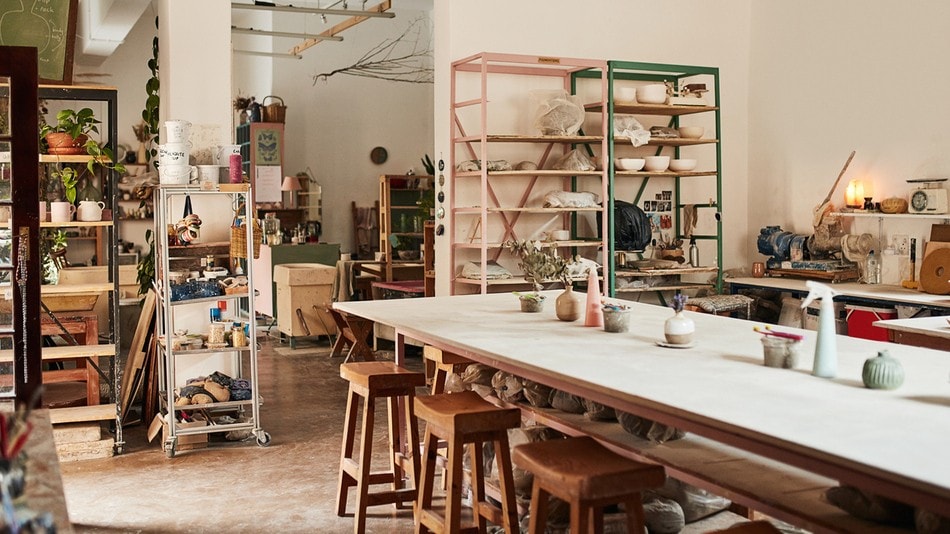 Vista del Interior de un estudio de cerámica moderna