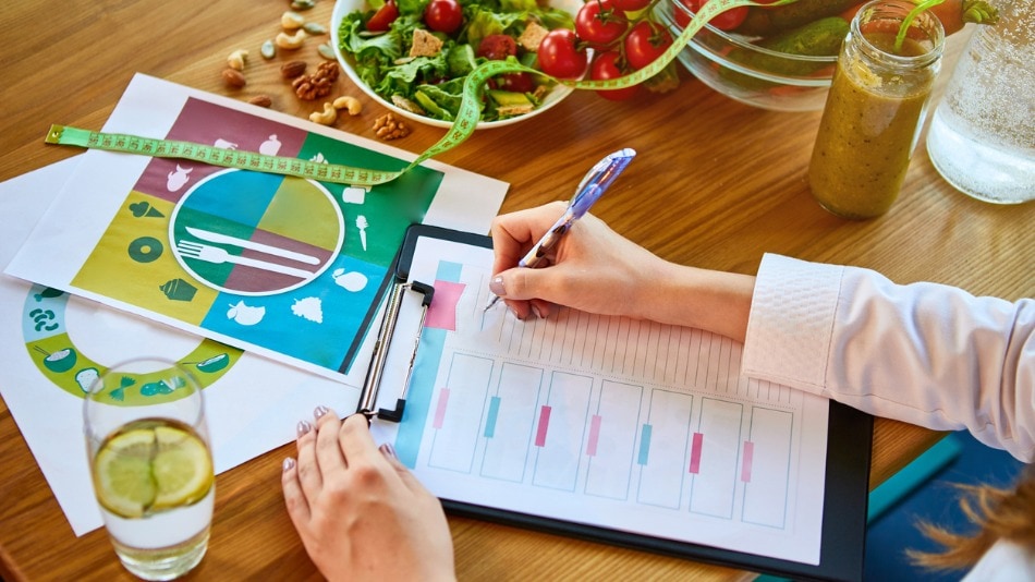 Nutricionista trabajando en un plan de dieta