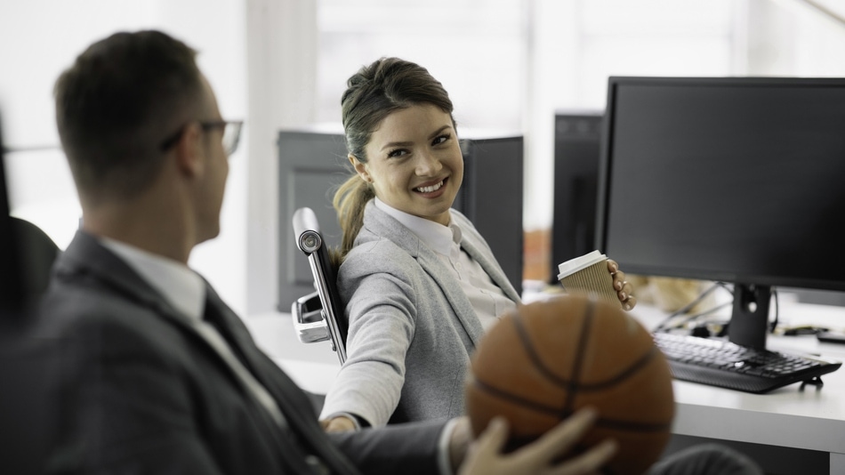 Gestor deportivo y entrenador en la oficina del club