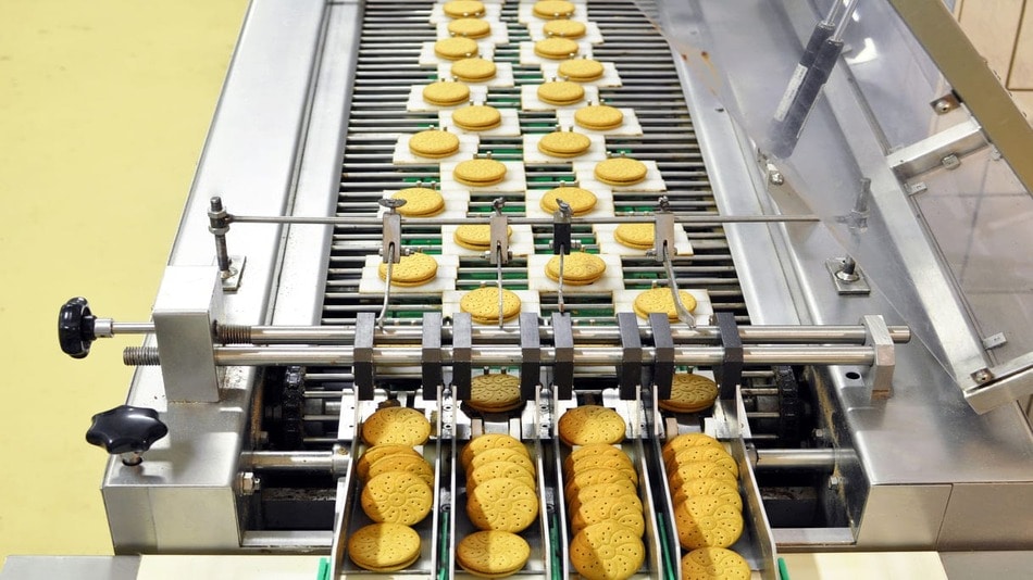 Cinta transportadora con galletas en una fábrica de alimentos