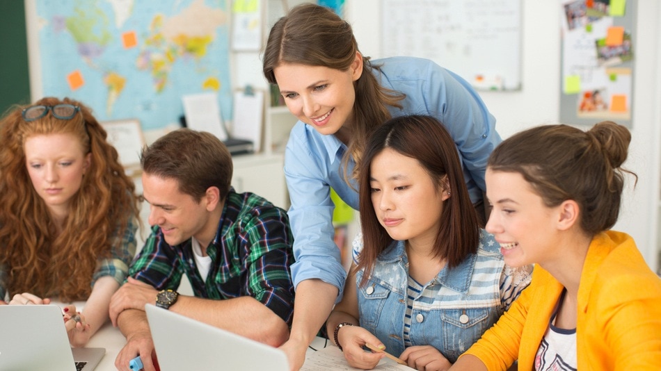 Estudiantes de secundaria en clase de Historia