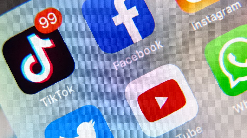 Aplicación de Tiktok, Facebook, YouTube vista en una pantalla de un teléfono móvil