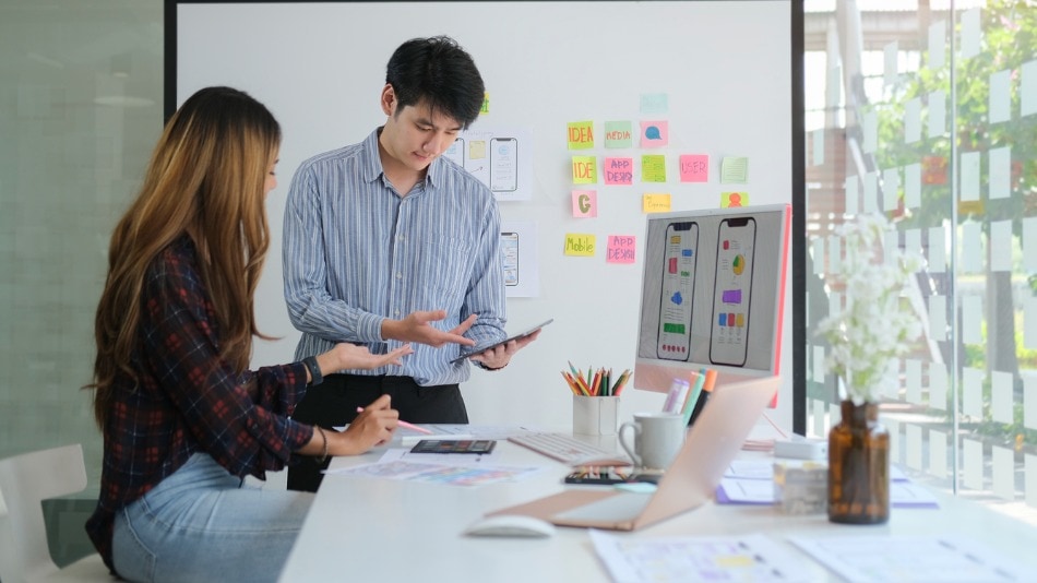 Equipo de desarrolladores de ux trabajando en un proyecto