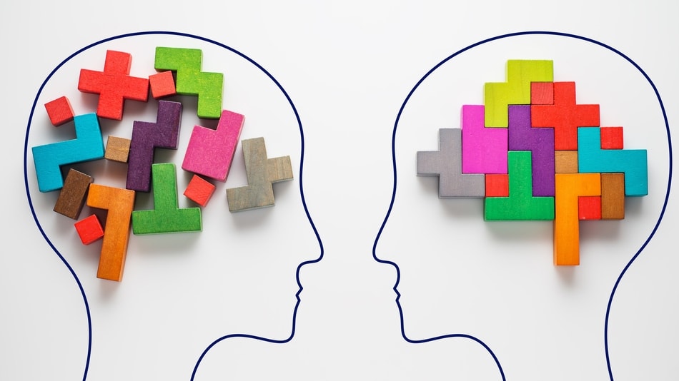 Cabezas de dos personas con coloridas formas de cerebro abstracto