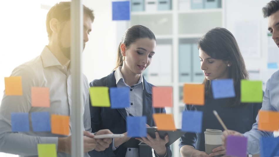 Grupo de personas en una oficina cotejando datos